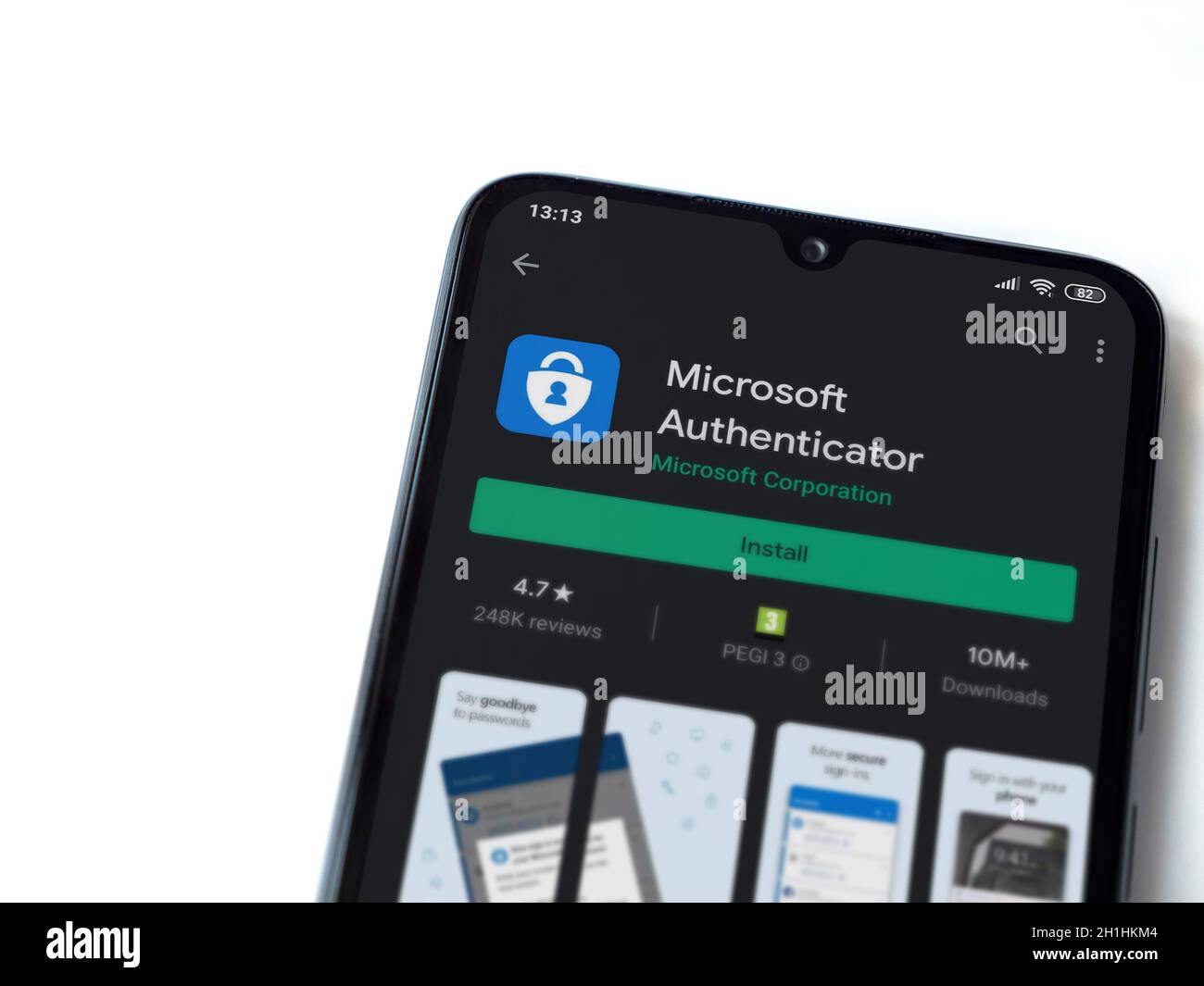 LOD, Israele - 8 luglio 2020: L'app Microsoft Authenticator riproduce la pagina del negozio sul display di uno smartphone nero isolato su sfondo bianco. In alto Foto Stock
