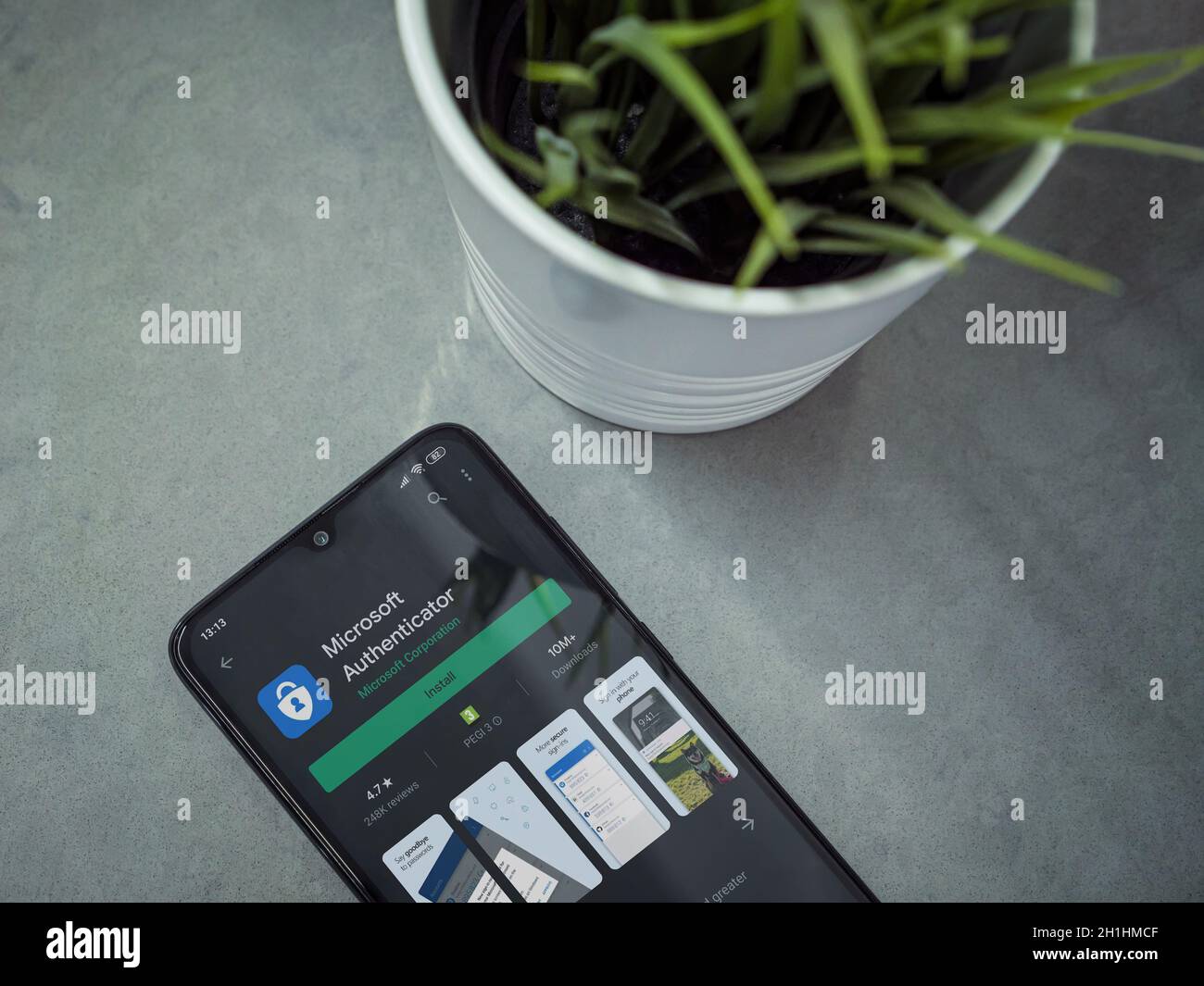 LOD, Israele - 8 luglio 2020: Spazio di lavoro moderno e minimalista per l'ufficio con smartphone nero con applicazione Microsoft Authenticator play pagina del negozio su marmo Foto Stock