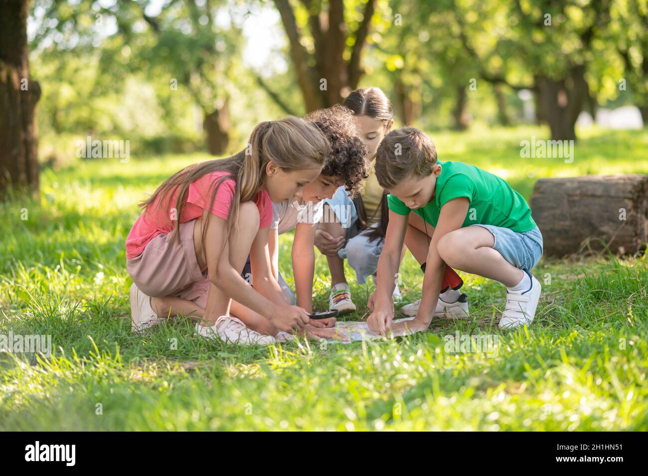 Mappa esplorata per bambini sul prato verde Foto Stock