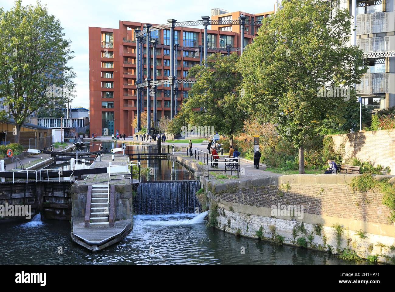 St Pancras Lock by the Gasholders sul Regents Canal, a Kings Cross, a nord di Londra, Regno Unito Foto Stock