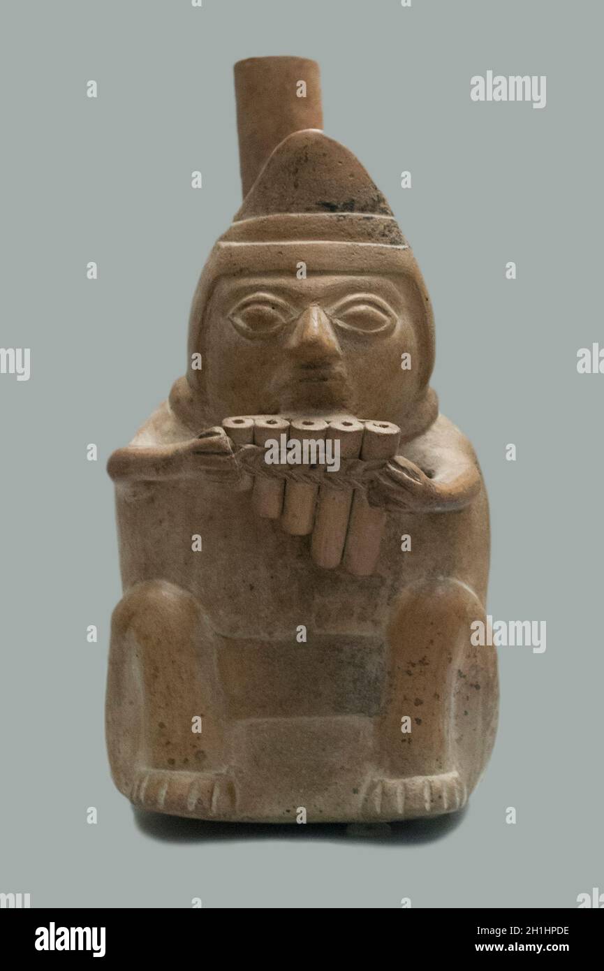 Moche gente flauto musicista. Museo delle Americhe, Madrid, Spagna Foto Stock