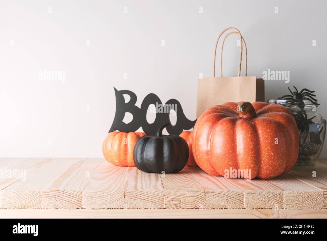 Concetto di vacanza con decorazione della zucca di Halloween e borsa di carta  regalo su tavolo di legno. Concetto minimale creativo di Halloween Foto  stock - Alamy