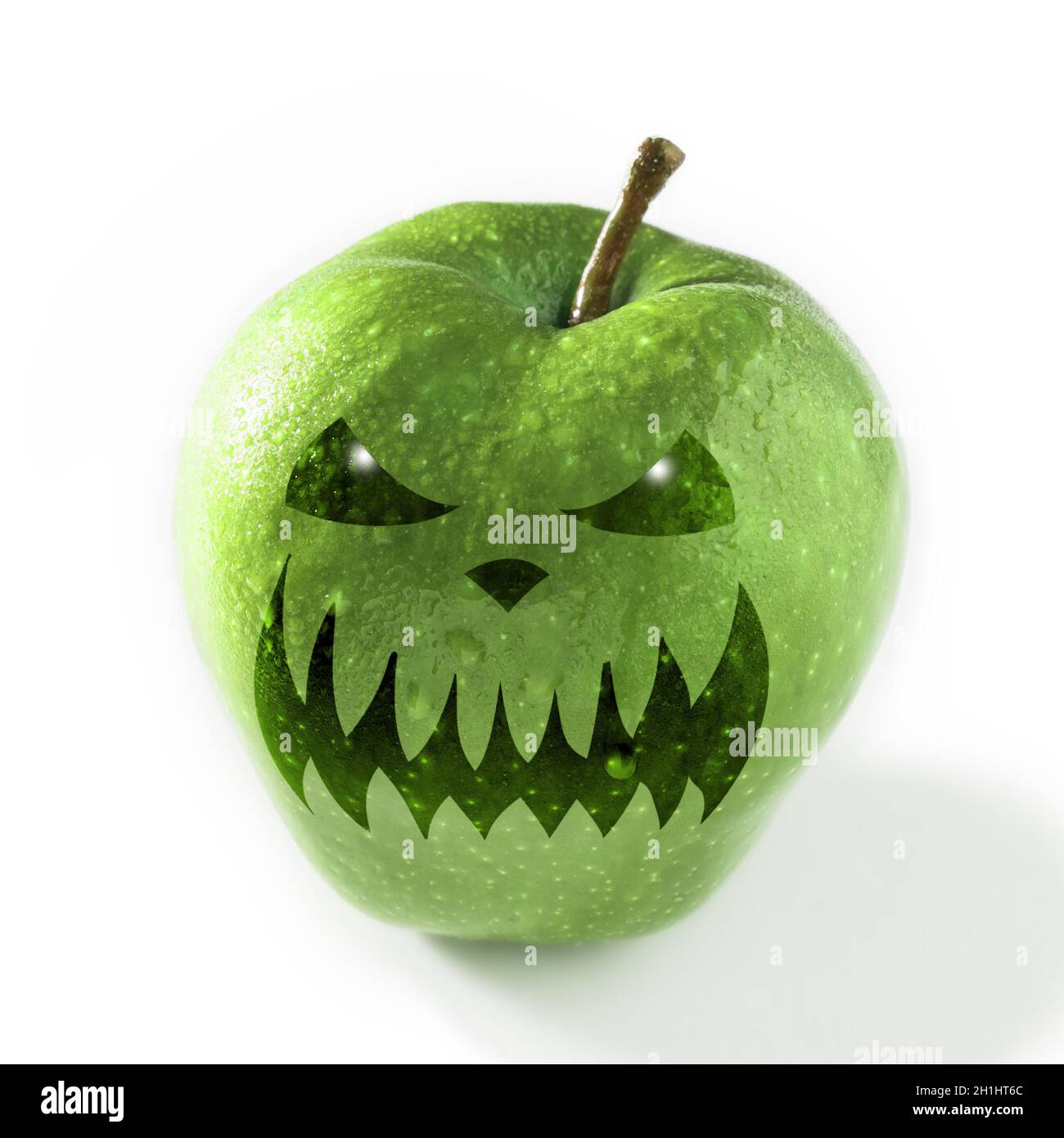 Halloween maschera su una mela verde. Concetto di Halloween. Foto Stock