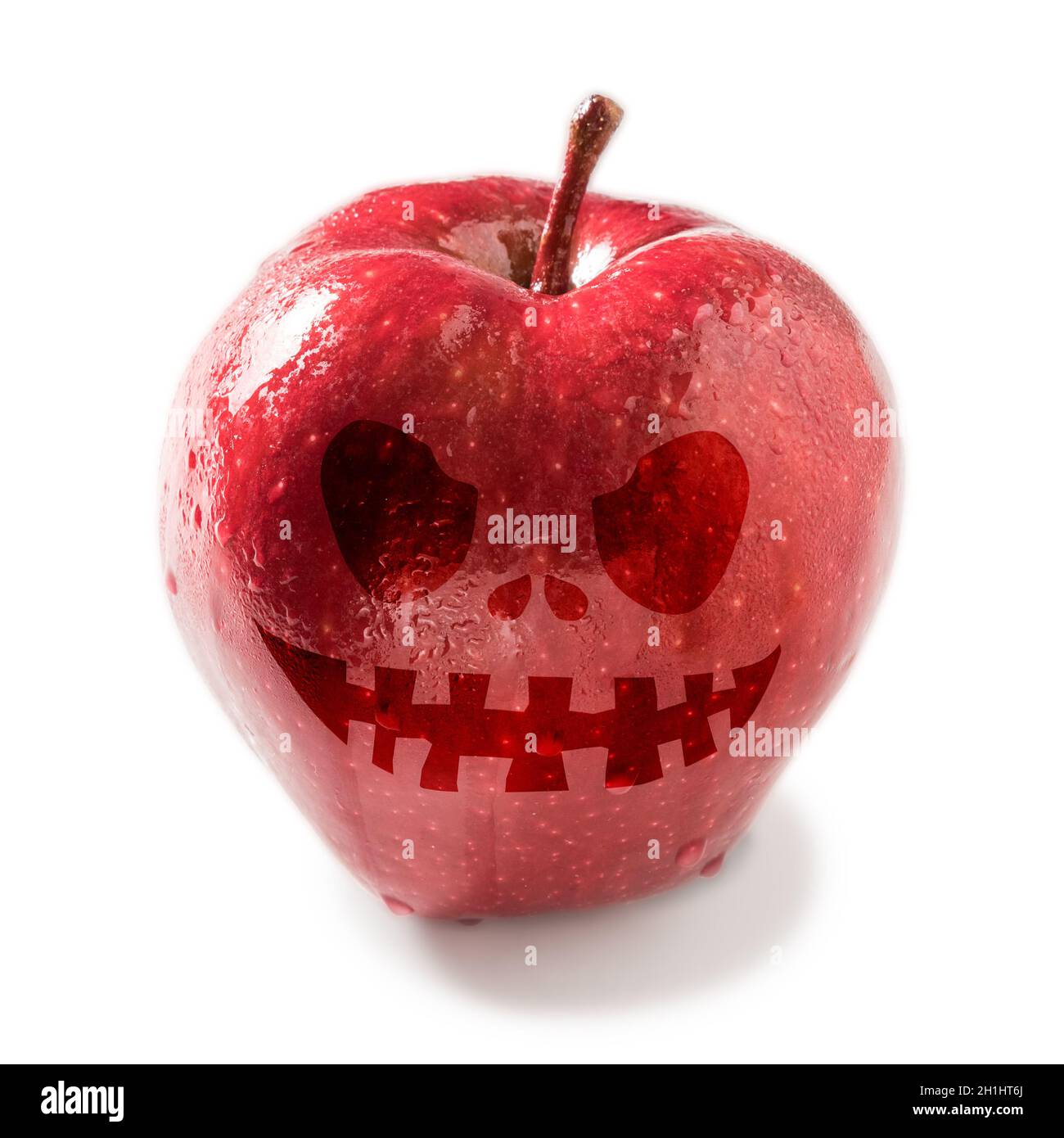 Maschera di Halloween su una mela rossa. Concetto di Halloween. Foto Stock