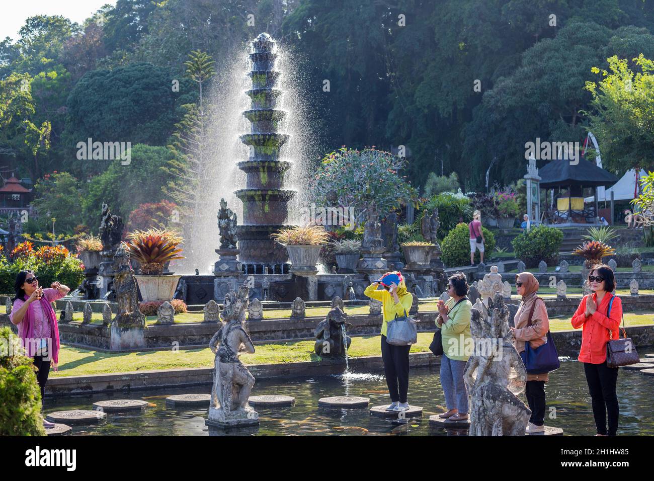 Bali, Indonesia - 17 Settembre 2019: la gente prega sulla stepstones di acqua Tirtagangga Palace a Bali, in Indonesia Foto Stock