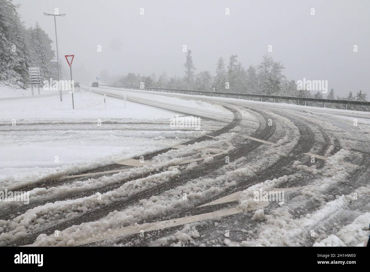 Glatte Fahrbahn auf der Bundesstraße 317 über den Feldbergpaß Wintereinbruch im Hochschwarzwald. Nach vor Wochenfrost noch spätsommerlichen Temperat Foto Stock