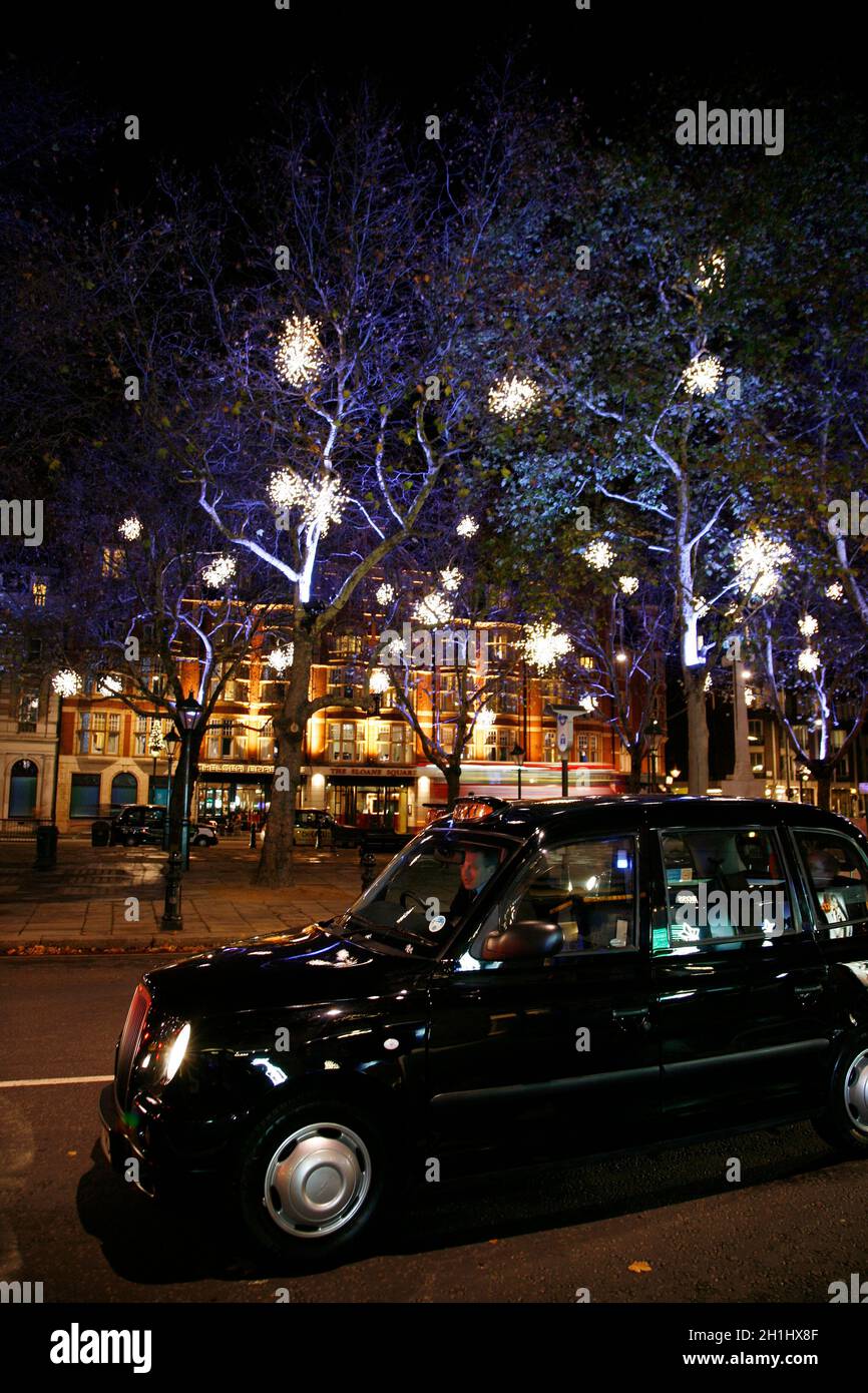 London, Regno Unito - 30 Novembre 2011: le luci di Natale Display su Sloane Square a Chelsea, Londra. Il moderno colorato le luci di Natale in grado di attrarre e encour Foto Stock