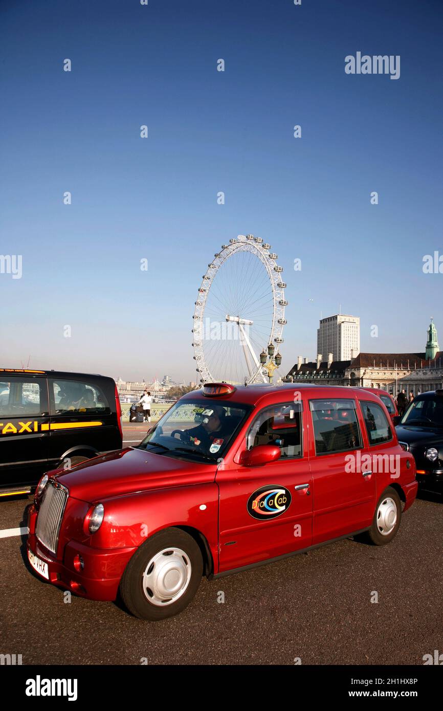 LONDRA - 13 novembre 2011 : una carrozza TX4 Hackney, chiamata anche London Taxi o Black Cab, a Westminster Bridge. TX4 è prodotto dalla London Ta Foto Stock