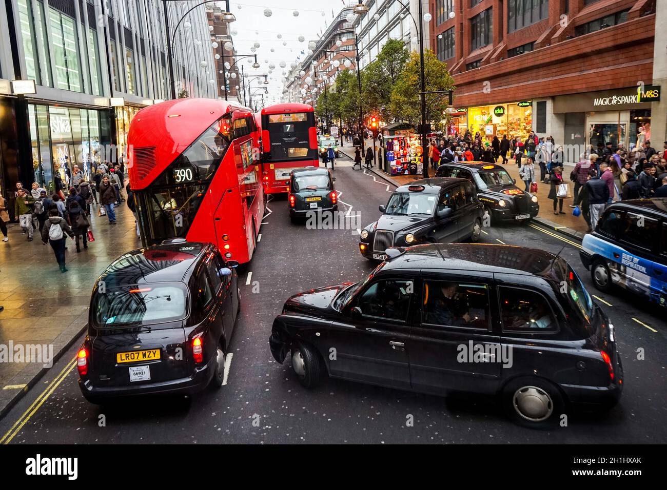 LONDRA, Regno Unito - NOVEMBRE 22 : Taxi di Londra, chiamato anche carrozza di hackney, taxi nero. Tradizionalmente i taxi sono tutti neri a Londra ma ora prodotti in variou Foto Stock