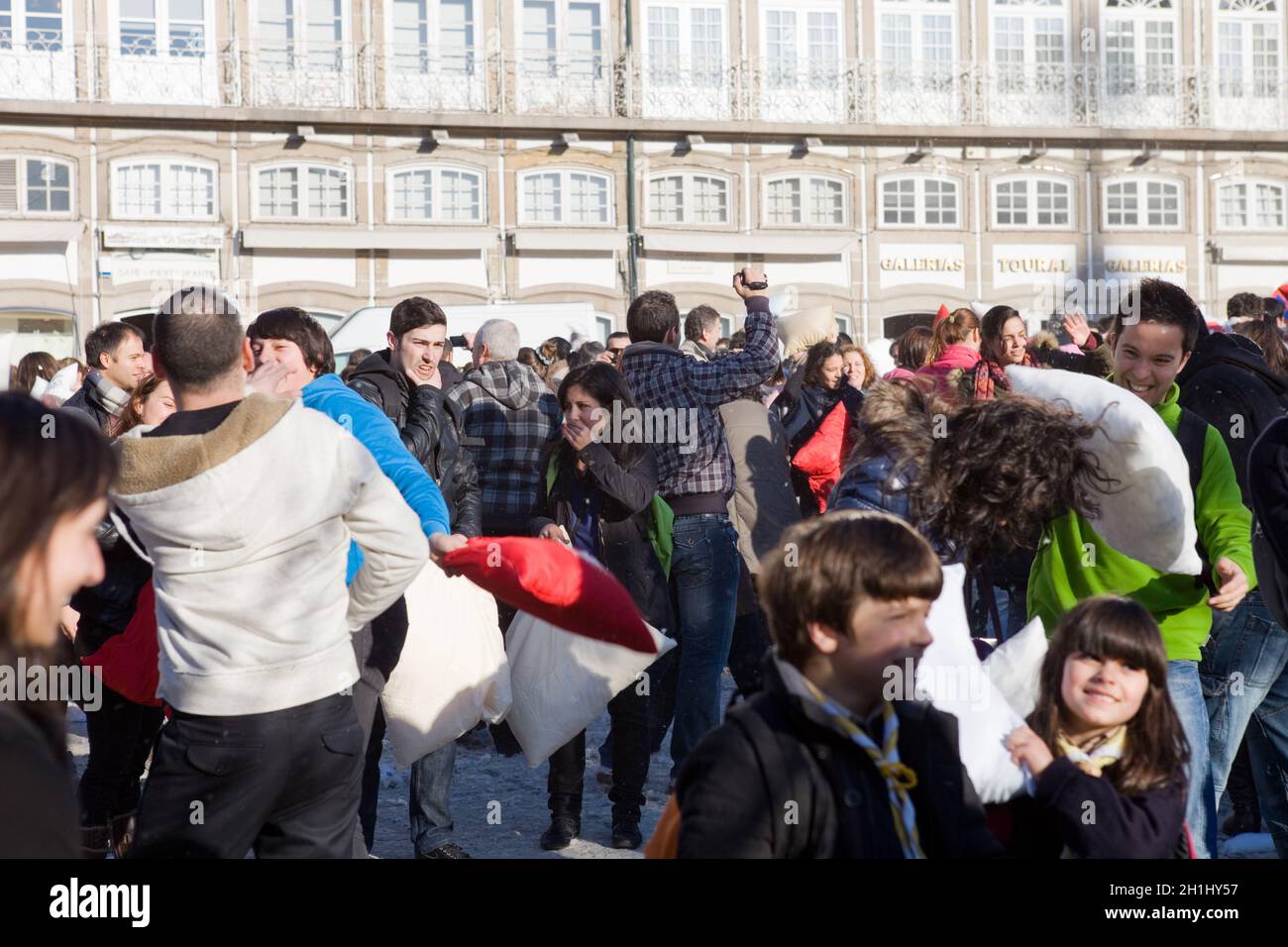 GUIMARAES, PORTOGALLO - FEBBRAIO 11: Capitale europea della cultura 2012 a Guimaraes, Portogallo. Pillow Fight on Toural, Main Square, 11 febbraio 2012 in Foto Stock