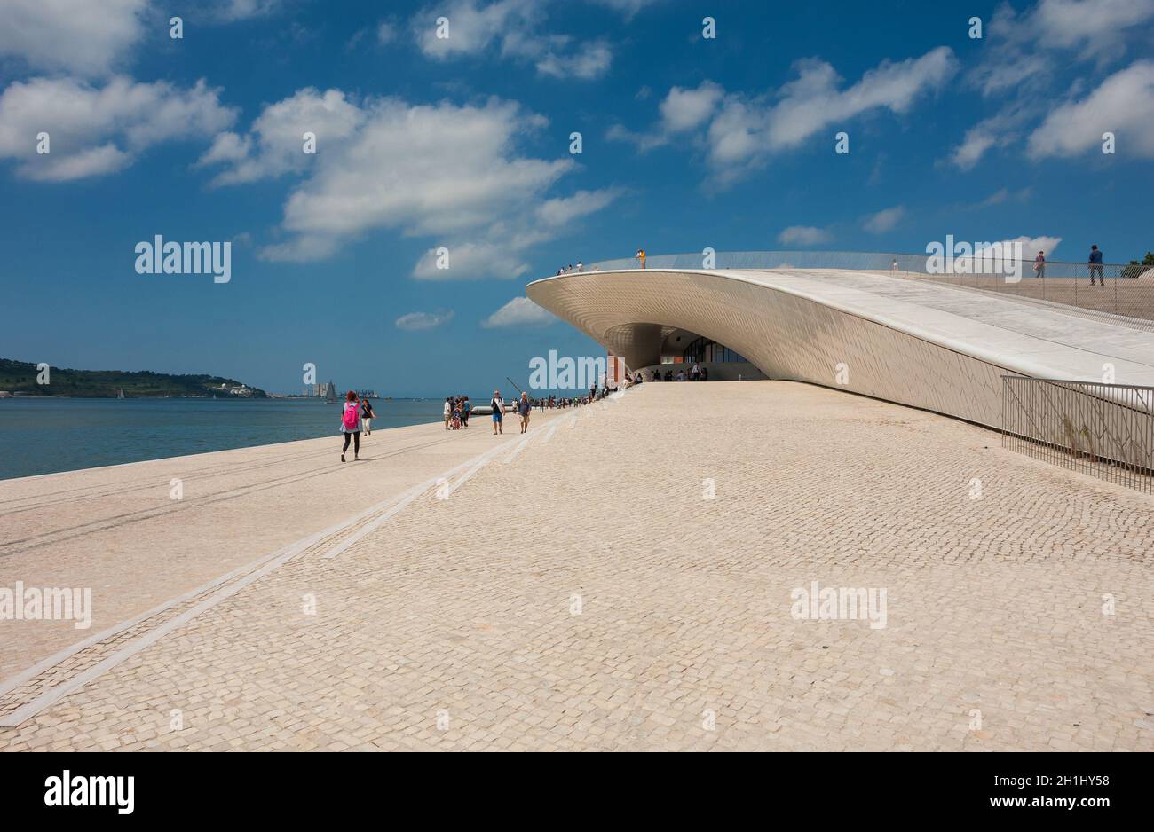 Lisbona, Portogallo - 27 Maggio 2018: MAAT - Persone presso il Museo di arte, architettura e tecnologia. Progettata dall'architetto britannico Amanda Levete Foto Stock