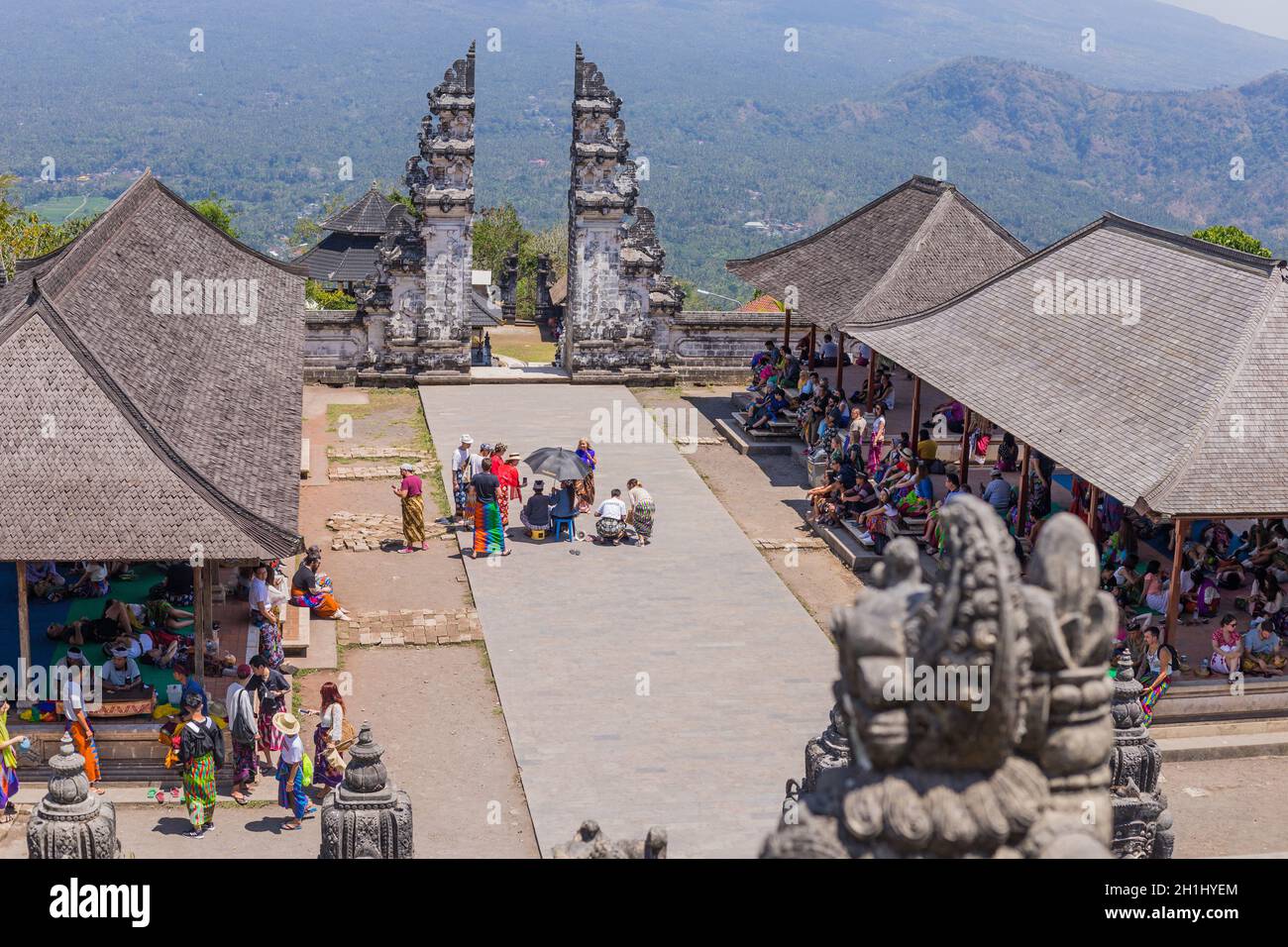 BALI, Indonesia - 17 settembre 2019: persone presso il tempio di Pura Penataran Agung Lempuyang. In Bali, Indonesia Foto Stock