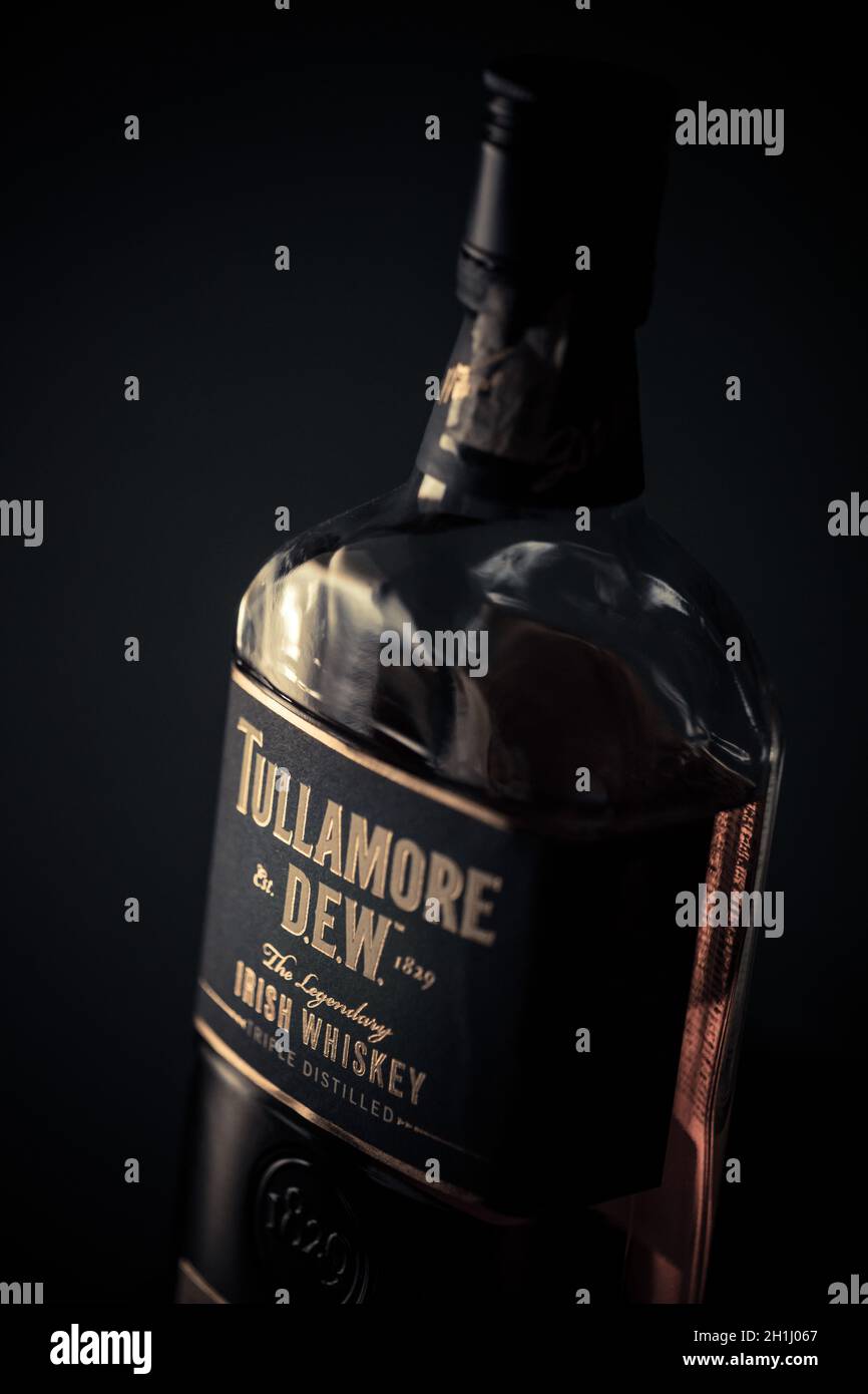 Bucarest, Romania - 16 febbraio 2020: Editoriale illustrativo shot una bottiglia di Tullamore DEW Irish whiskey a Bucarest, Romania. Foto Stock