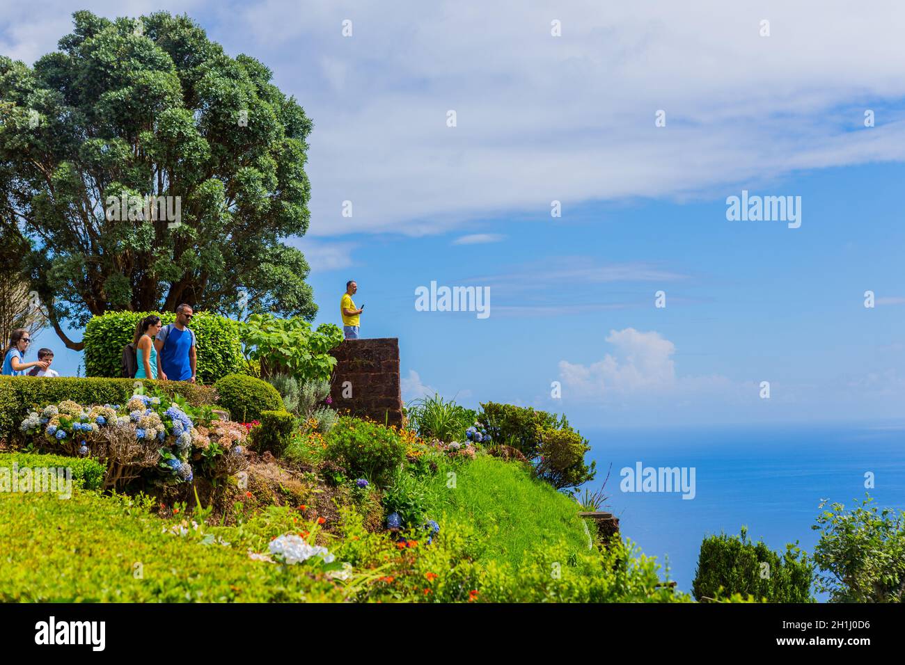 Isola di Sao Miguel, Azzorre, Portogallo - 15 agosto 2020: Persone al punto di osservazione di Ponta do Sossego. Sorprendente punto di interesse in una grande vacanza des Foto Stock