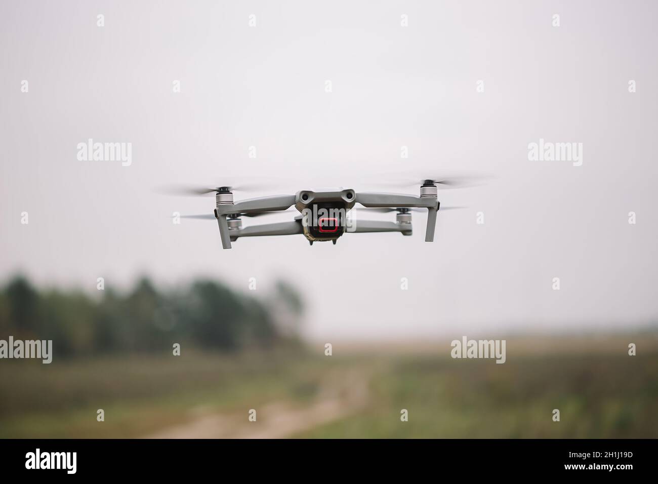 Drone in aria sotto il campo, tecnologia moderna. Foto Stock