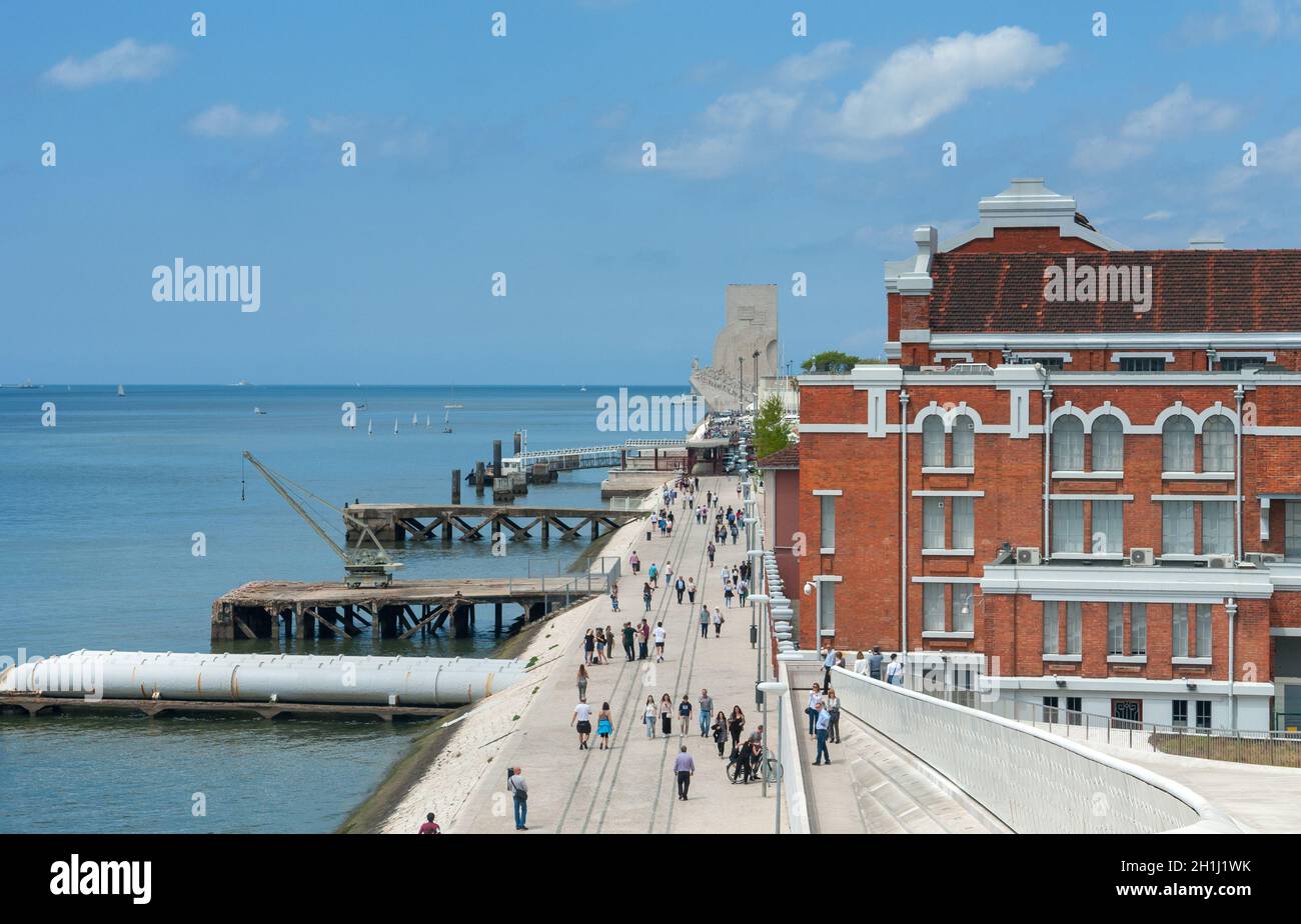 Lisbona, Portogallo - 27 Maggio 2018: MAAT - Persone presso il Museo di arte, architettura e tecnologia. Progettata dall'architetto britannico Amanda Levete Foto Stock