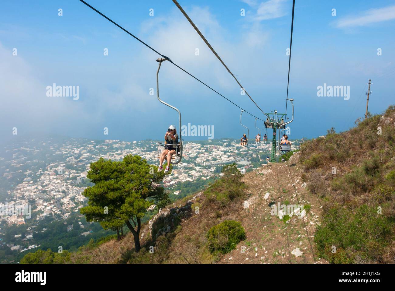 CAPRI, Italia - 29 Luglio 2018: i turisti a cavallo fino alla montagna di ascensore. Capri è una popolare destinazione turistica e un'isola d'Italia. Foto Stock