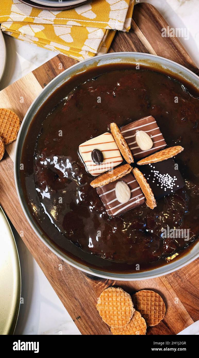 torta al cioccolato con praline sulla parte superiore Foto Stock