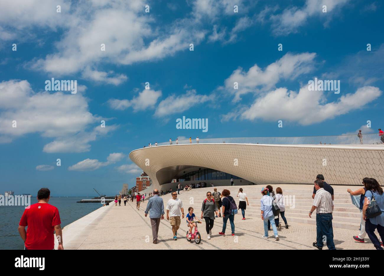 Lisbona, Portogallo - 27 Maggio 2018: MAAT - Persone presso il Museo di arte, architettura e tecnologia. Progettata dall'architetto britannico Amanda Levete Foto Stock