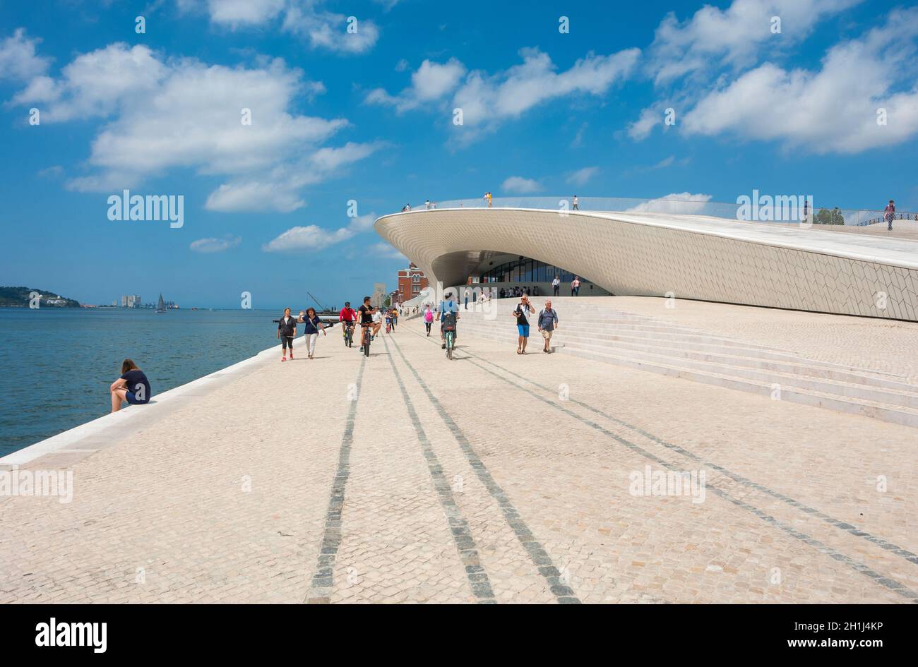 Lisbona, Portogallo - 27 Maggio 2018: MAAT - Persone presso il Museo di arte, architettura e tecnologia. Progettata dall'architetto britannico Amanda Levete Foto Stock