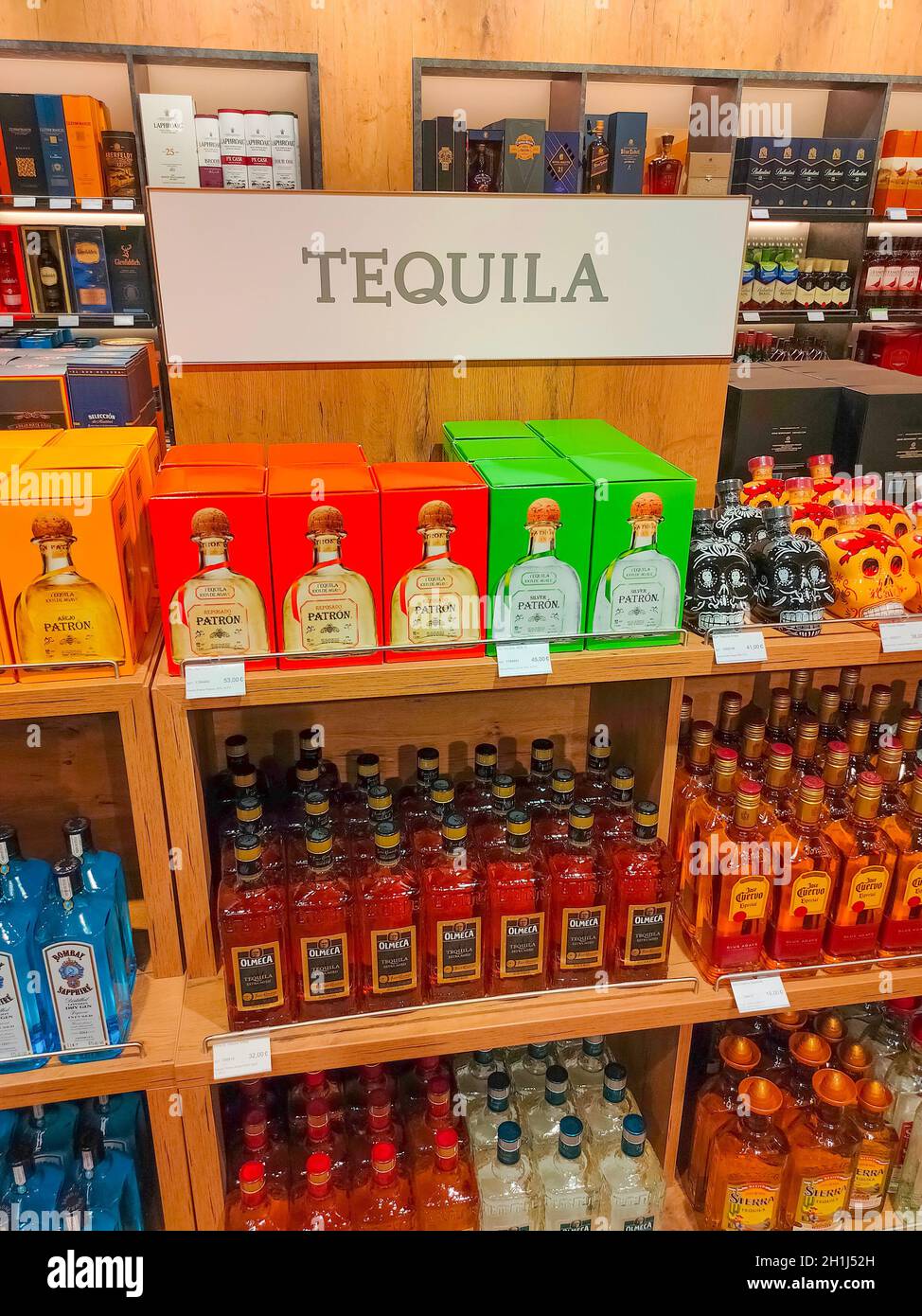 Kiev, Ucraina - 15 settembre 2020: Patrono Tequila prodotto del Messico sullo scaffale del negozio. Patron è un marchio di prodotti tequila della Patron Spirits Comp Foto Stock