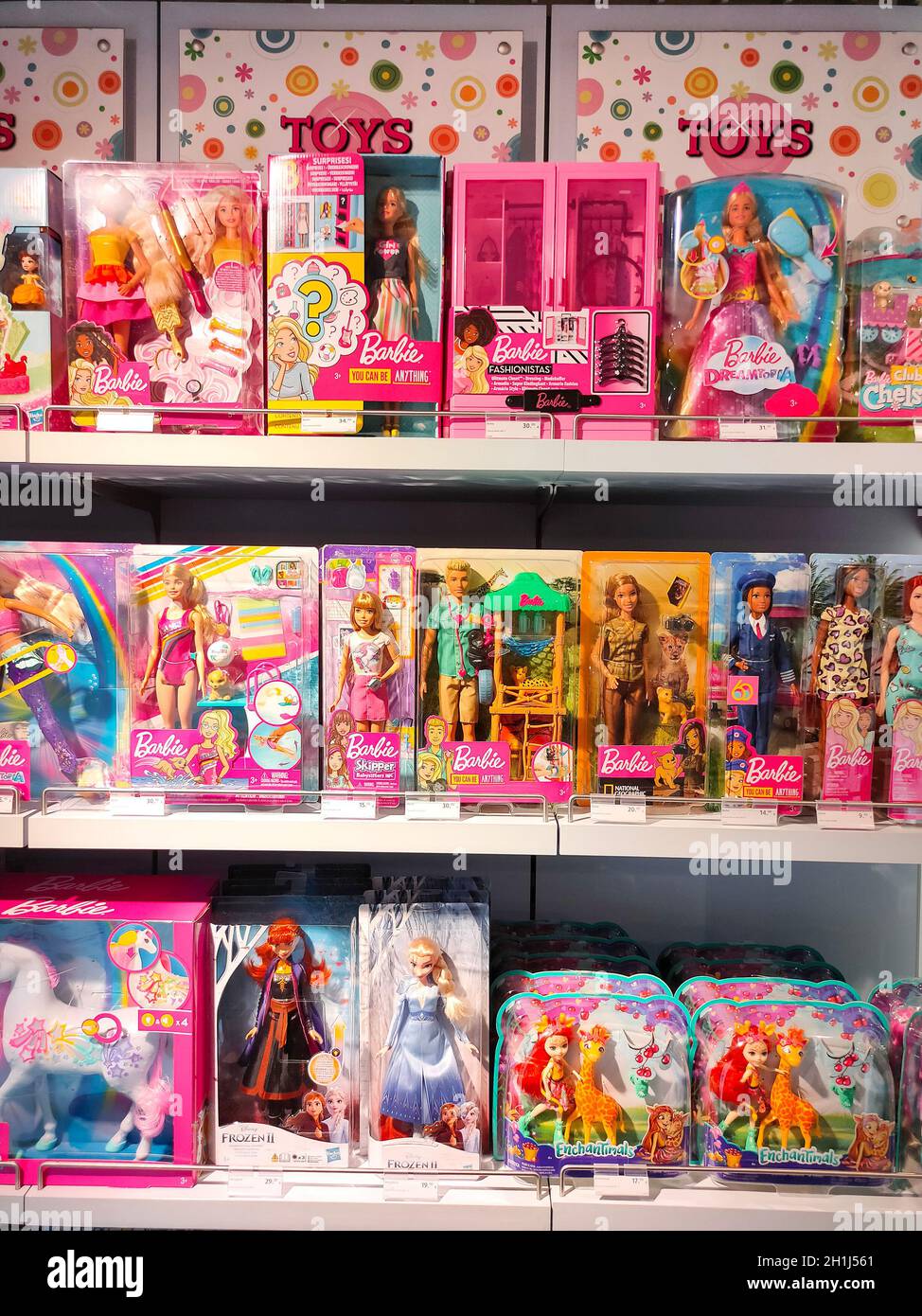Kiev, Ucraina - 15 settembre 2020: Giocattoli Barbie in vendita nel Supermarket Stand. Barbie è una bambola di moda prodotta dall'azienda americana di giocattoli M. Foto Stock