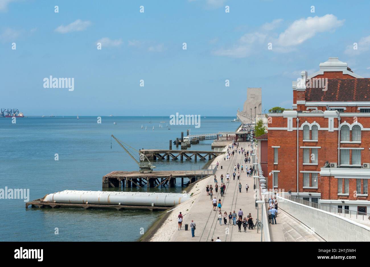 Lisbona, Portogallo - 27 Maggio 2018: MAAT - Persone presso il Museo di arte, architettura e tecnologia. Progettata dall'architetto britannico Amanda Levete Foto Stock