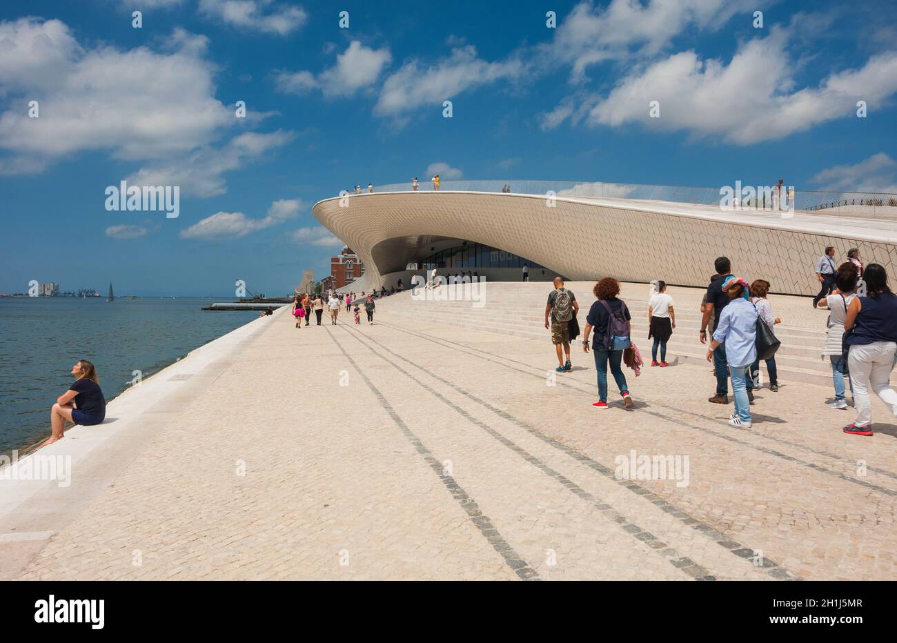 Lisbona, Portogallo - 27 Maggio 2018: MAAT - Persone presso il Museo di arte, architettura e tecnologia. Progettata dall'architetto britannico Amanda Levete Foto Stock
