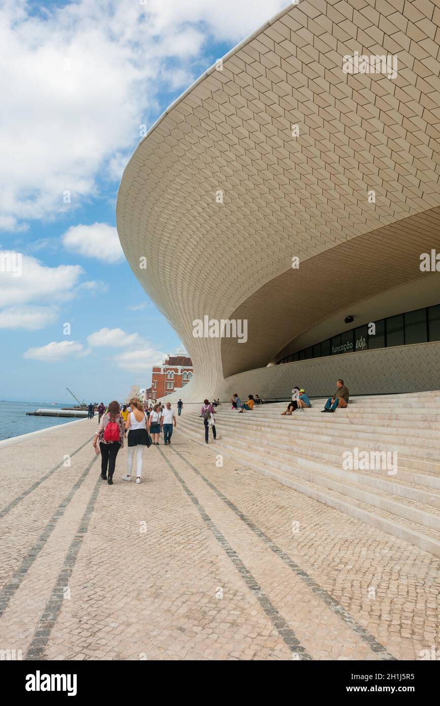 Lisbona, Portogallo - 27 Maggio 2018: MAAT - Persone presso il Museo di arte, architettura e tecnologia. Progettata dall'architetto britannico Amanda Levete Foto Stock