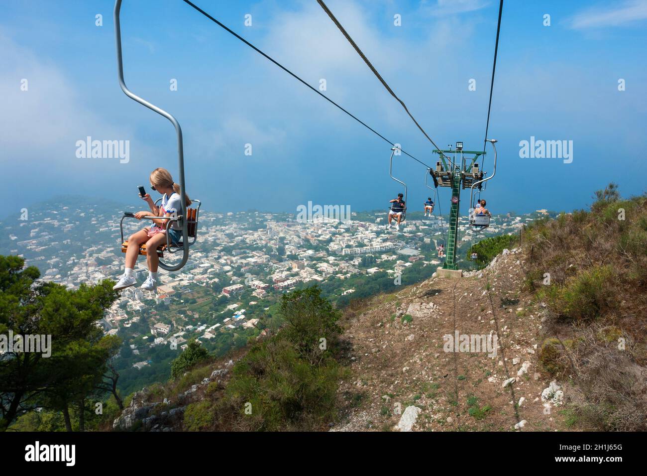 CAPRI, Italia - 29 Luglio 2018: i turisti a cavallo fino alla montagna di ascensore. Capri è una popolare destinazione turistica e un'isola d'Italia. Foto Stock