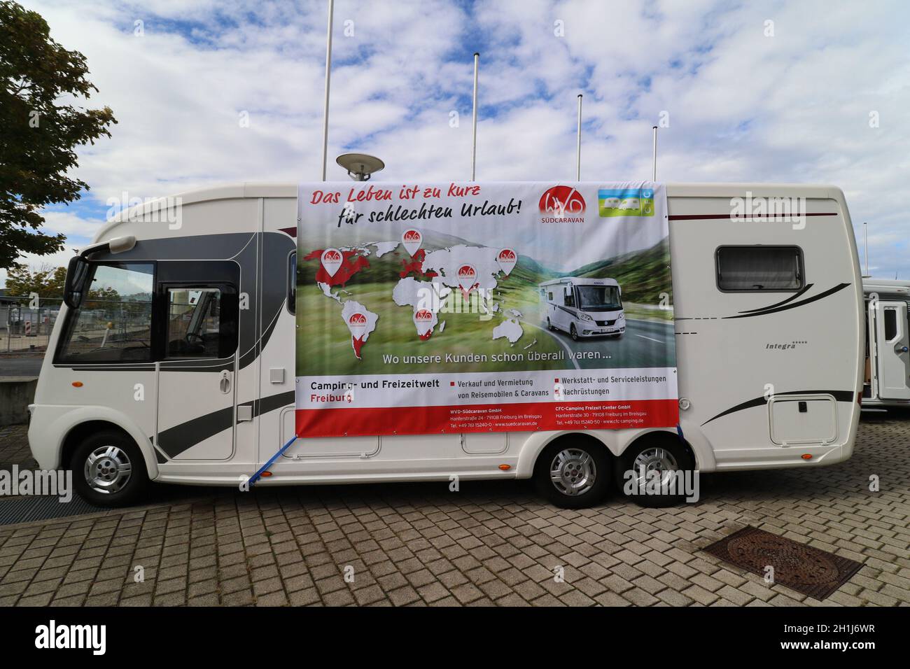 Das Leben ist zu kurz für schlechten Urlaub wirbt ein Wohnmobilhersteller auf der Fachausstellung Caravan live Freiburg 2020 Foto Stock
