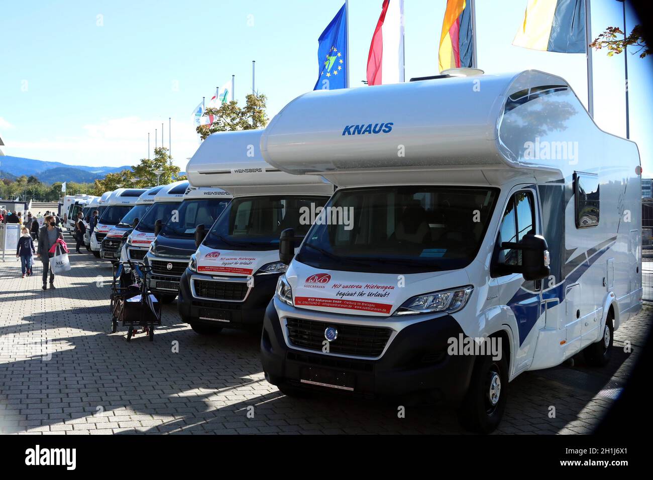 Campingfahrzeuge soweit das Auge reicht auf der Fahausstellung Caravan live Friburgo 2020 Foto Stock