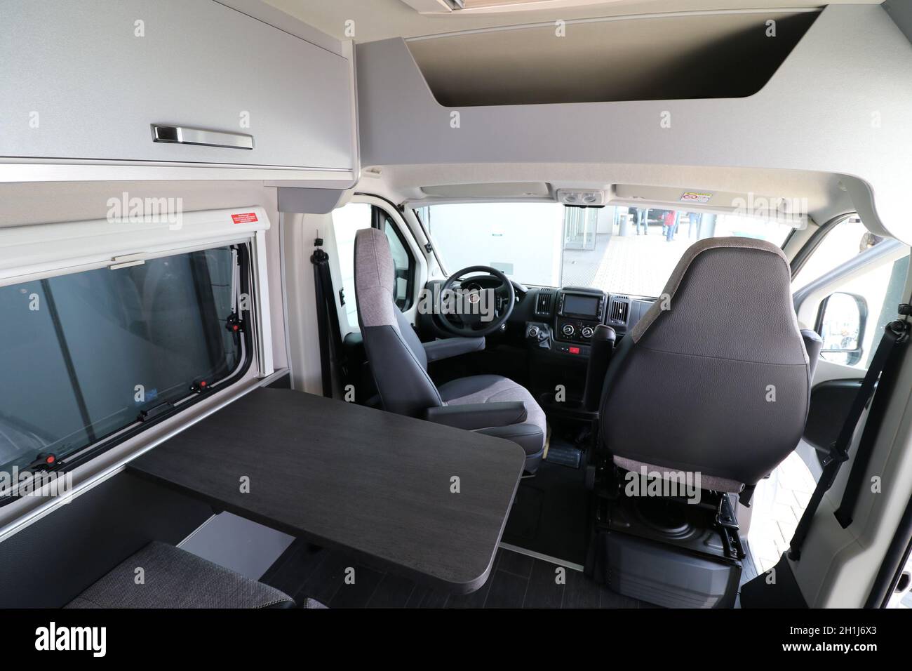 Blick auf die Innenausstattung eines campisti auf der Fahausstellung Caravan live Friburgo 2020 Foto Stock