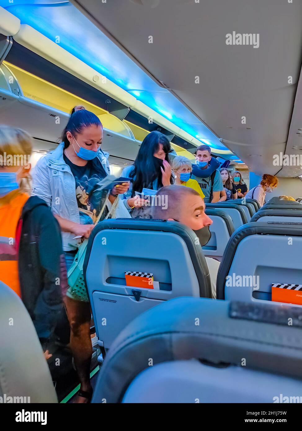 Borispol, Ucraina - 6 settembre 2020: I passeggeri che indossano le maschere sul volo aereo da Borispol, Ucraina all'Egitto il 6 settembre 2020. Durante il Foto Stock