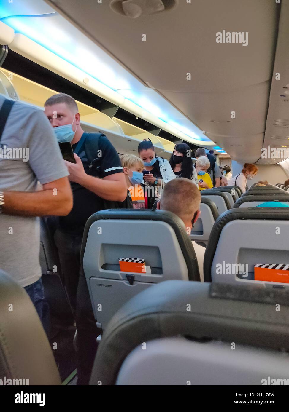 Borispol, Ucraina - 6 settembre 2020: I passeggeri che indossano le maschere sul volo aereo da Borispol, Ucraina all'Egitto il 6 settembre 2020. Durante il Foto Stock