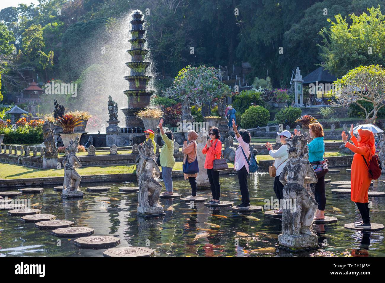 Bali, Indonesia - 17 Settembre 2019: la gente prega sulla stepstones di acqua Tirtagangga Palace a Bali, in Indonesia Foto Stock
