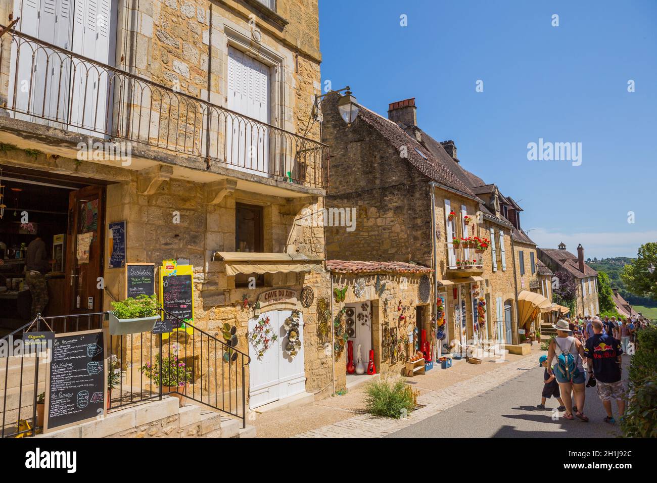 Domme, Francia - 14 agosto 2019:i turisti in visita alla città medievale di Domme in Dordogne Francia Foto Stock