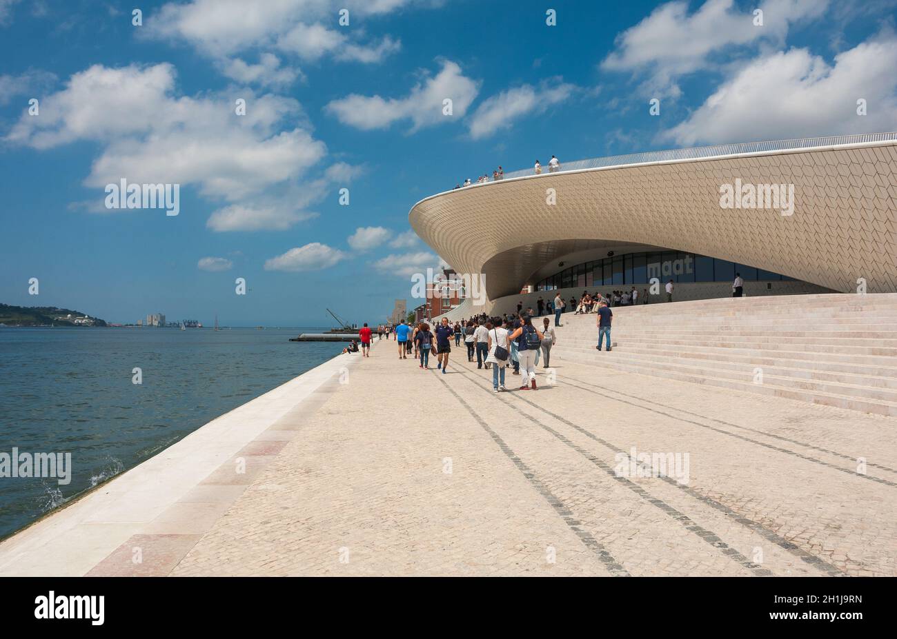 Lisbona, Portogallo - 27 Maggio 2018: MAAT - Persone presso il Museo di arte, architettura e tecnologia. Progettata dall'architetto britannico Amanda Levete Foto Stock