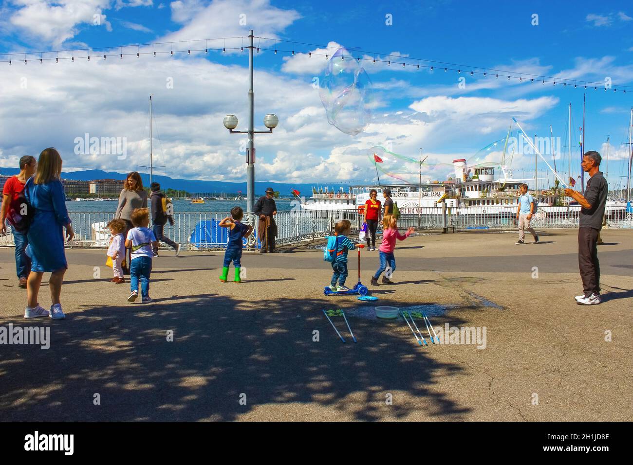 Ginevra, Svizzera - 17 giugno 2016: I bambini e le bolle di sapone attrarre nel parco della città vecchia di Ginevra, Svizzera, il 28 luglio 2010. IT Foto Stock