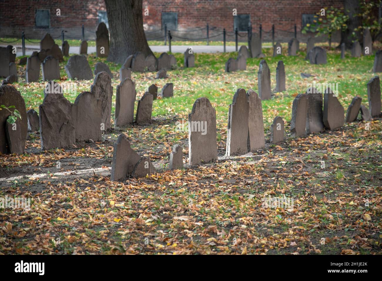 Pietre di tomba nel terreno di sepoltura del Granary a Boston, Massachusetts Foto Stock