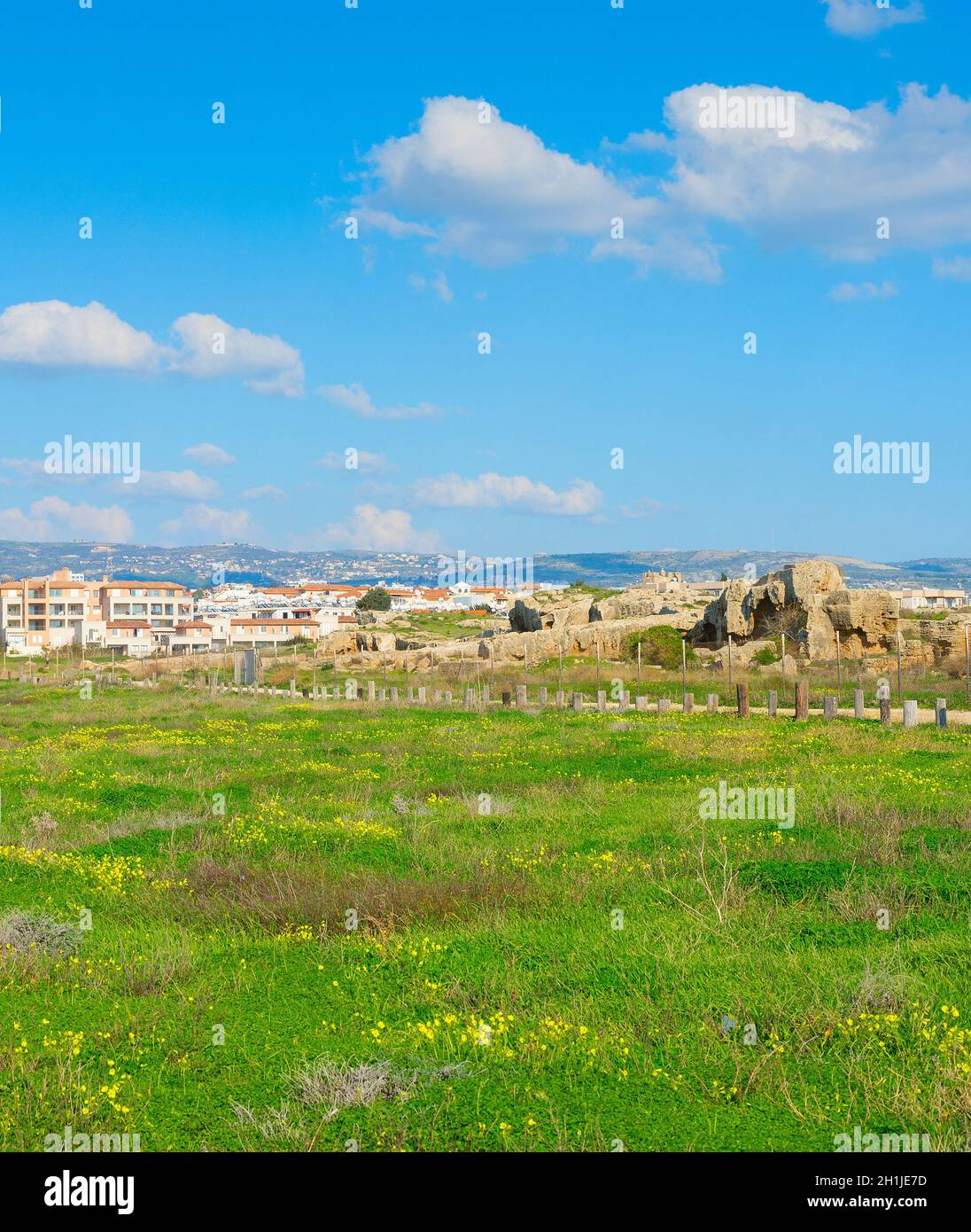 Skyline di Paphos con prato verde e mosaici di Paphos in primo piano, Cipro Foto Stock