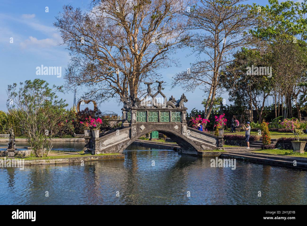 Bali, Indonesia - 17 settembre 2019: Persone che visitano i giardini del Palazzo Dell'Acqua di Tirtagangga a Bali, Indonesia Foto Stock
