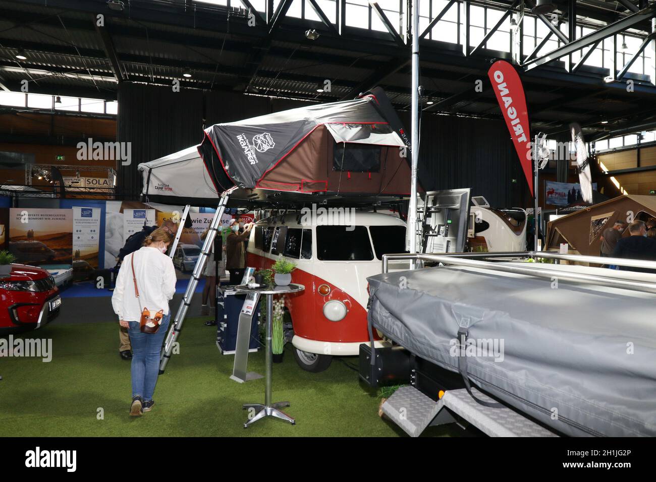 Aufstelldächer mit Schlafplätzen für einen Campingbus wurden auf der Fachausstellung Caravan live Freiburg 2020 ebenfalls präsentiert Foto Stock