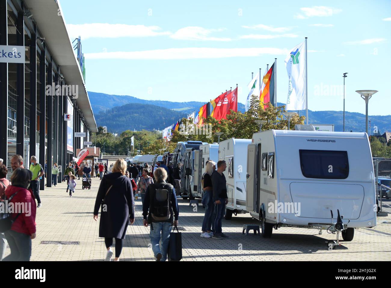 Das Besucherinteresse auf der Fahausstellung Caravan live Freiburg 2020, wie hier auf dem Außengelände der neuen Messe war Groß Foto Stock