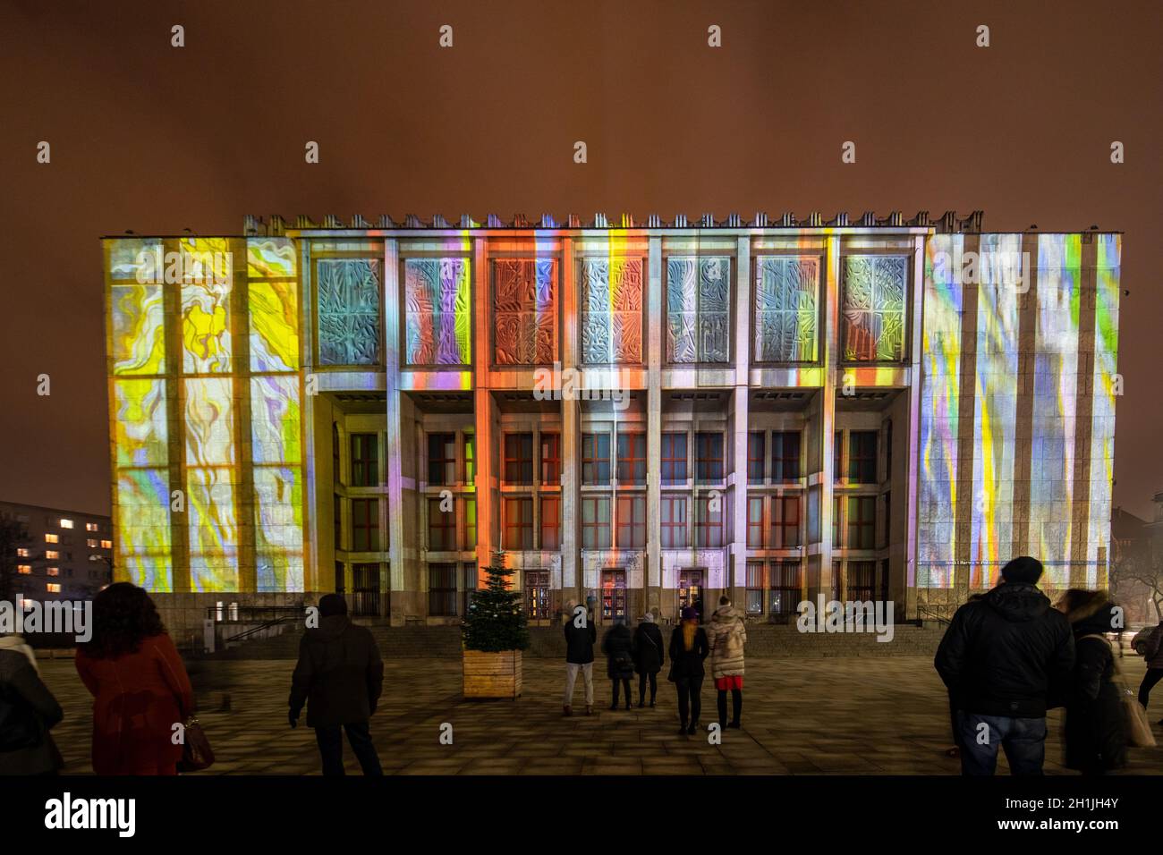 A Cracovia, Polonia - 3 Febbraio 2018: mappatura sulla facciata del Museo Nazionale ispirata alla pittura di Stanislaw Wyspianski. Cracovia in Polonia Foto Stock