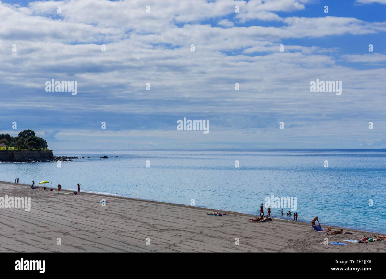 Agua de Pau, isola di Sao Miguel, Azzorre, Portogallo - 15 agosto 2020: Persone sulla spiaggia di sabbia ad Agua de Pau, Azzorre. Isola di Sao Miguel, Portogallo. Foto Stock