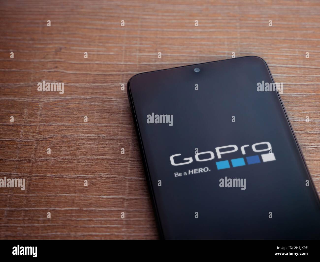 LOD, Israele - 8 luglio 2020: GoPro - Video Editor e Movie Maker schermo di lancio dell'app con logo sul display di uno smartphone nero su bac in legno Foto Stock