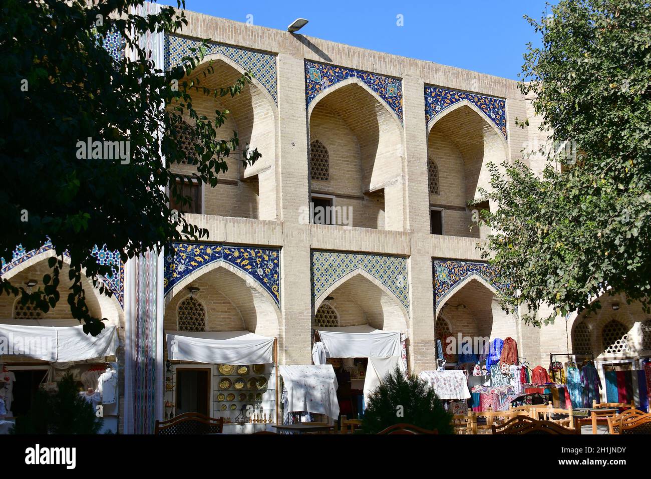 Courtyard, Nadir Divan-Beghi madrasah, Bukhara, Buxoro, Uzbekistan, Asia centrale Foto Stock