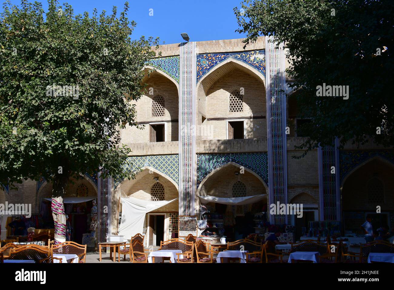 Courtyard, Nadir Divan-Beghi madrasah, Bukhara, Buxoro, Uzbekistan, Asia centrale Foto Stock