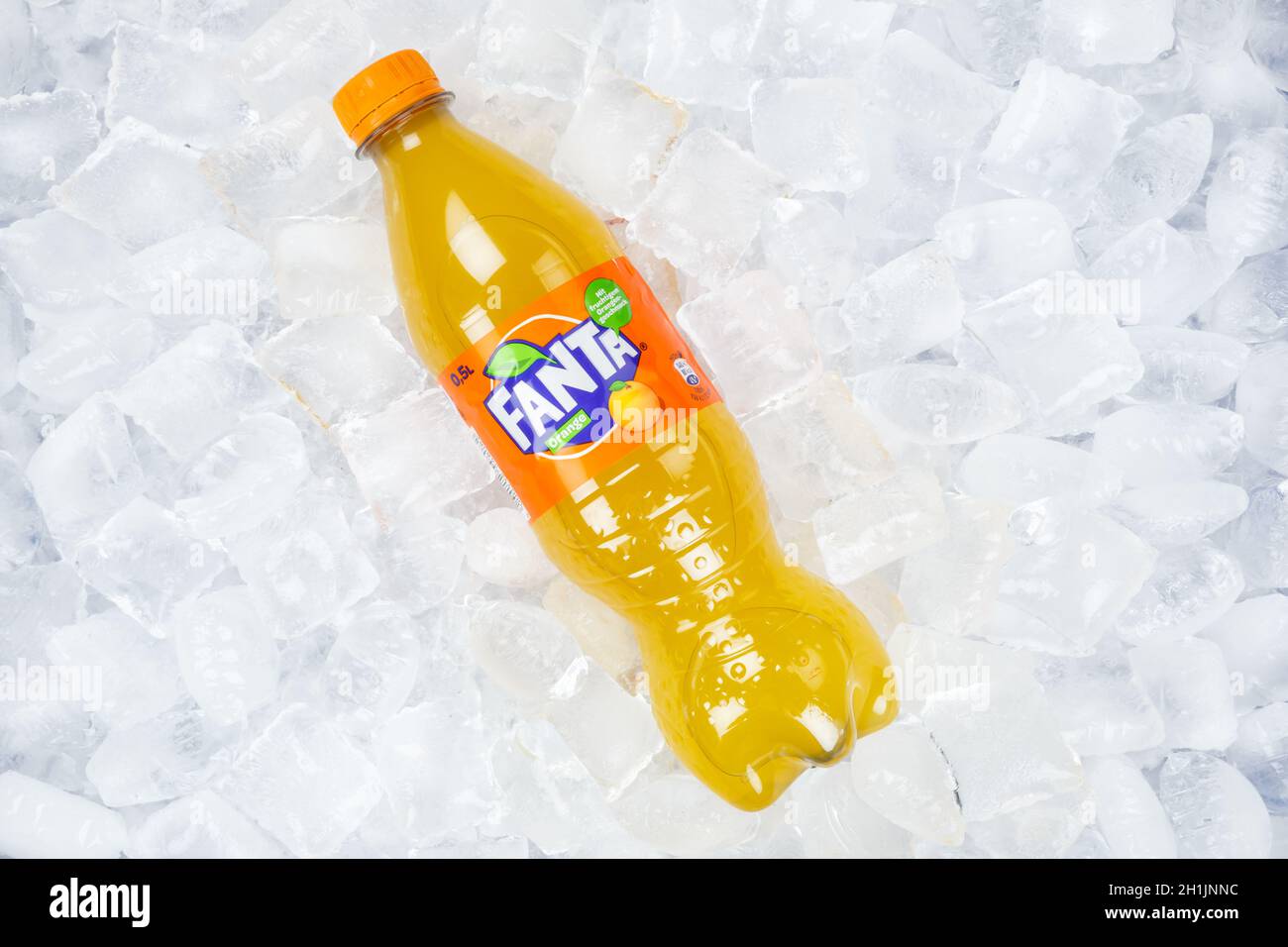 Stoccarda, Germania - 31 agosto 2021: Bevanda analcolica con limonata d'arancia Fanta in bottiglia di plastica su cubetti di ghiaccio a Stoccarda, Germania. Foto Stock